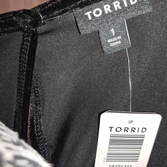 Elegant Black Dress with Lace Details - Picture 9 of 9